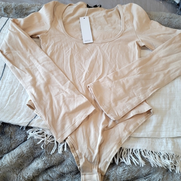 NEW TOIT VOLANT Deep Scoop Nude Bodysuit size Medium - Picture 15 of 17